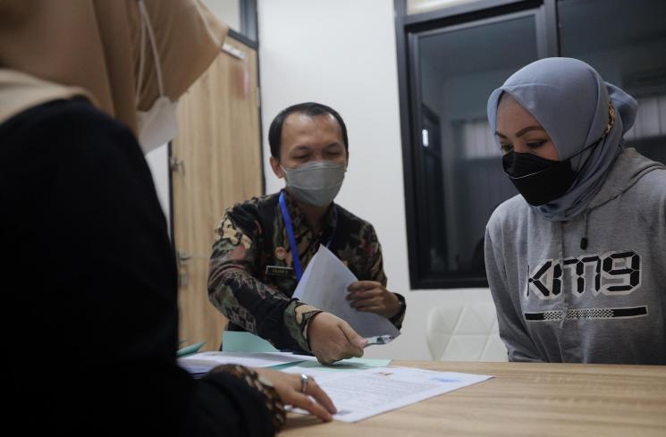 Angelina Sondakh di Bapas Kelas I Jakarta Selatan, Jumat (4/3/2022). (Matamata.com/Angga Budhiyanto)