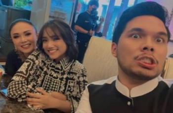 Dirangkul Yuni Shara, Fuji Malah Terkesima Lihat Isi HP Sang Diva!