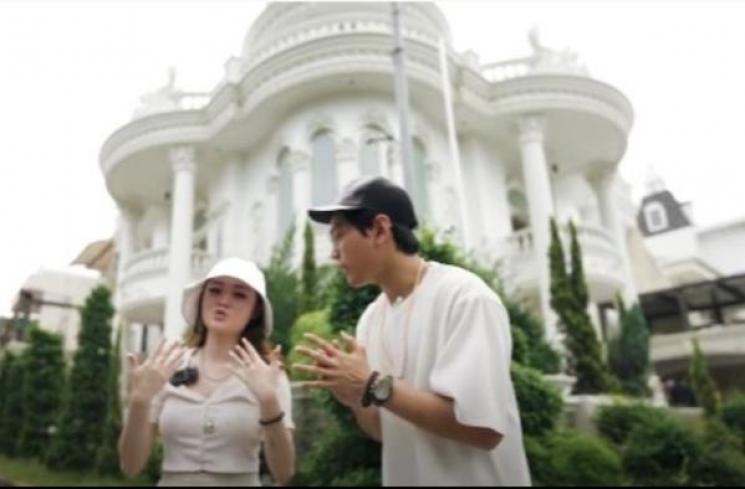 Potret Mewah Rumah Indra Kenz (YouTube/INDRAKENZ- Daily Life)