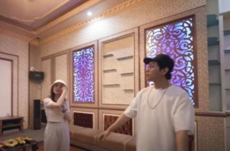 Potret Mewah Rumah Indra Kenz (YouTube/INDRAKENZ- Daily Life)