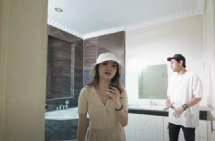 Potret Mewah Rumah Indra Kenz (YouTube/INDRAKENZ- Daily Life)