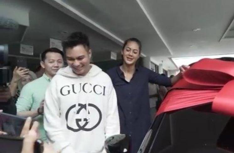 Artis dapat kado mewah dari pasangan usai melahirkan (YouTube/Baim Paula)