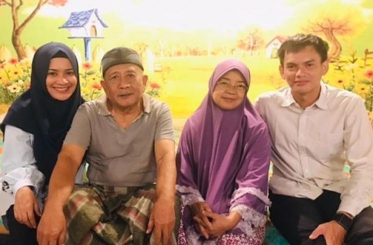 Potret kenangan Ikke Nurjanah bersama ayah. (Instagram/karliefu_)