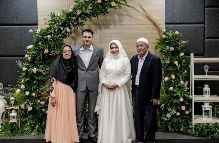 Potret kenangan Ikke Nurjanah bersama ayah. (Instagram/karliefu_)