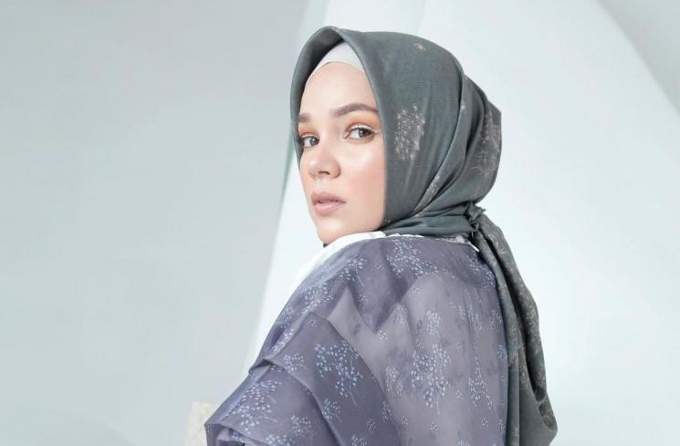 10 Potret Terbaru Dewi Sandra Semakin Anggun Dengan Hijab Yang Dikenakan
