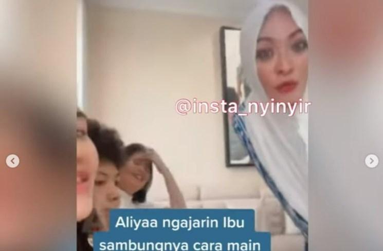 Kebersamaan Angelina Sondakh dan Aaliyah Massaid. (Instagram/@insta_nyinyir)