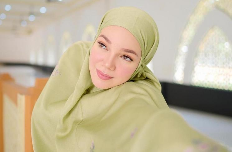 10 Potret Terbaru Dewi Sandra Semakin Anggun Dengan Hijab Yang Dikenakan