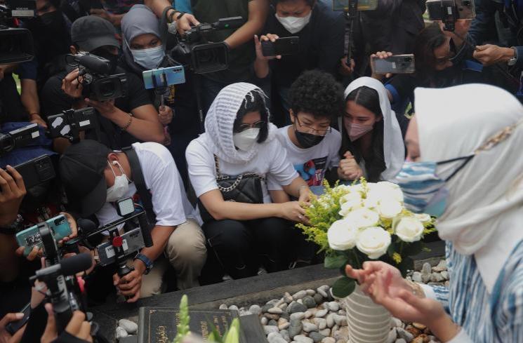 Kebersamaan Angelina Sondakh dan Aaliyah Massaid. (Matamata.com/Adiyoga Priyambodo)