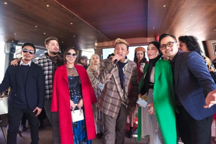 Potret Denny Caknan dangdutan di Paris. (Instagram/denny_caknan)