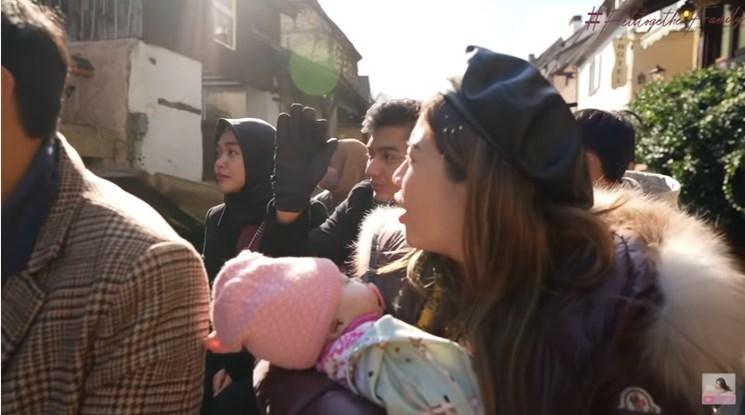 Suami Ria Ricis, Teuku Ryan, diam-diam lakukan hal manis ke putri Felicya Angelista. (YouTube/Felitogether Family)