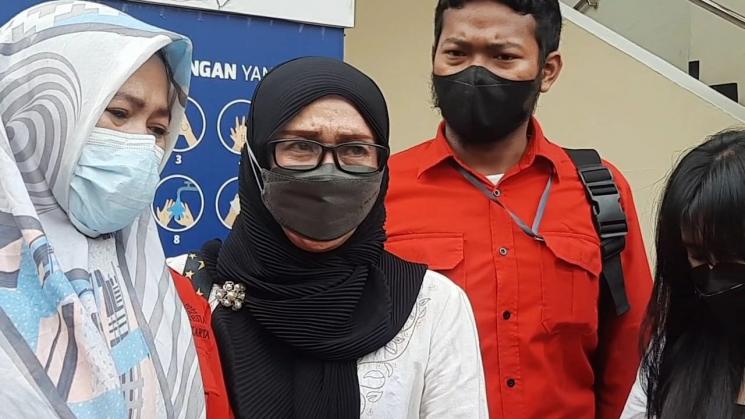 Ibunda Adam Deni (kedua dari kiri), Susiani [MataMata.com/Evi Ariska]