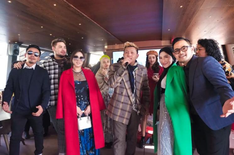 Potret Denny Caknan dangdutan di Paris. (Instagram/denny_caknan)