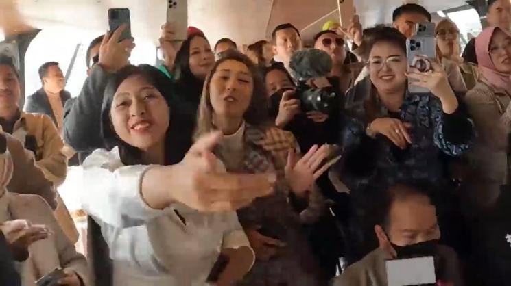 Potret Denny Caknan dangdutan di Paris. (Instagram/shandypurnamasari)