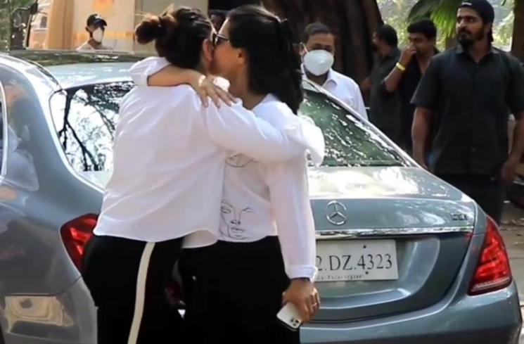 Momen Kajol dan Kareena Kapoor Bertemu di Jalan. (Istagram/@viralbhayani)