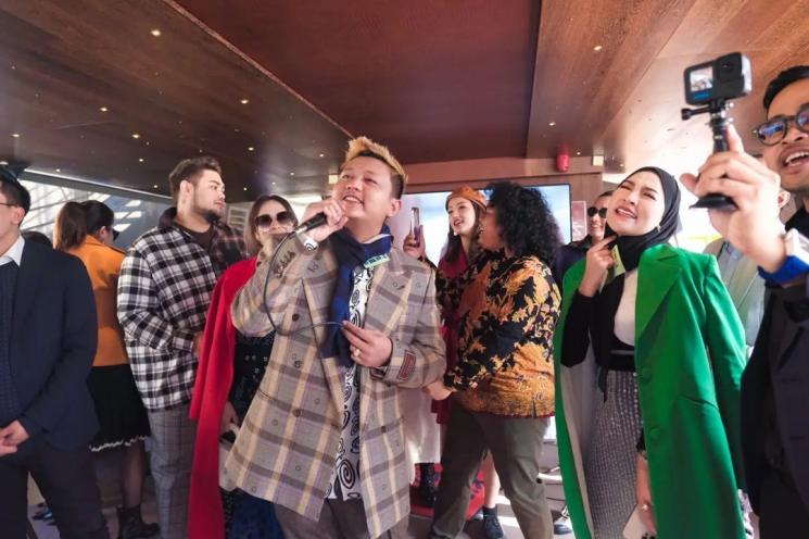 Potret Denny Caknan dangdutan di Paris. (Instagram/denny_caknan)
