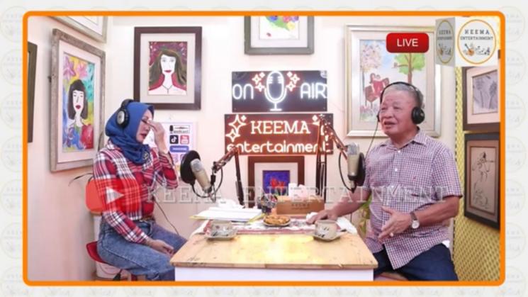 Angelina Sondakh dan ayahnya. (YouTube/Keema Entertainment)
