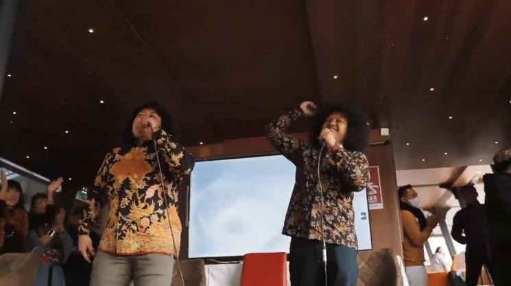 Potret Denny Caknan dangdutan di Paris. (Instagram/shandypurnamasari)