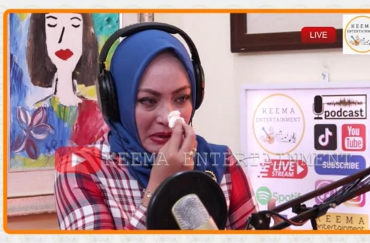 Angelina Sondakh dan ayahnya. (YouTube/Keema Entertainment)
