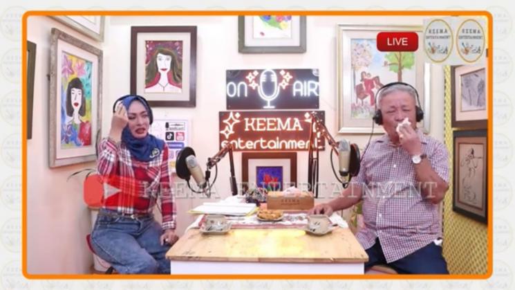 Angelina Sondakh dan ayahnya. (YouTube/Keema Entertainment)