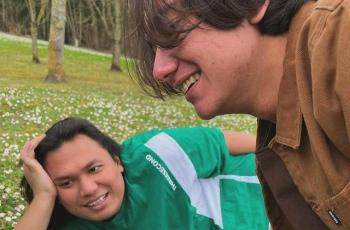 Keanu Agl Pose Manja Gandeng Adipati Dolken di Paris: Menang Banyak!