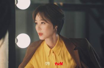 9 Potret Kim Sung Ryung di Kill Heel, Host Home Shopping yang Curi Perhatian