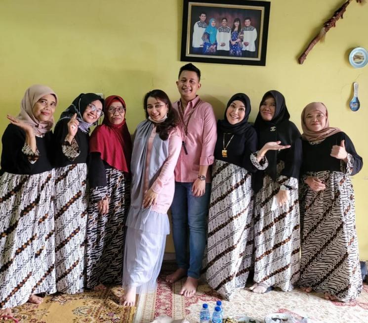Keluarga Ayu Ting Ting menggelar tradisi Selamatan. (Instagram/mom_ayting92_)