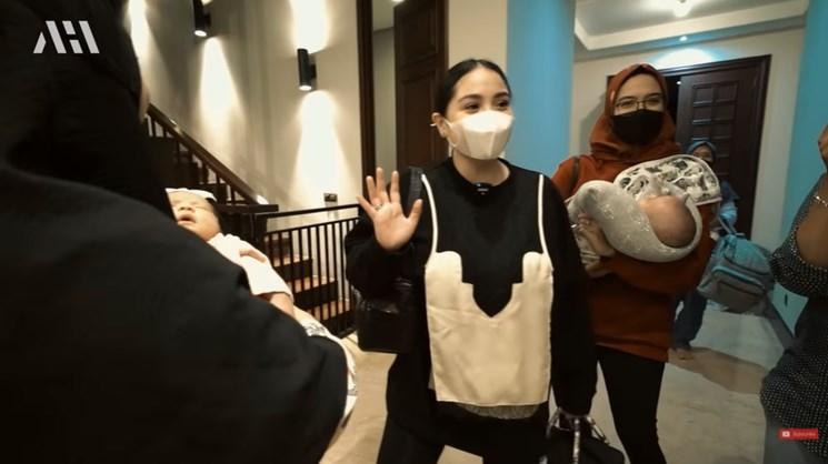 Momen Nagita Slavina jenguk Baby Ameena. (YouTube/AH)