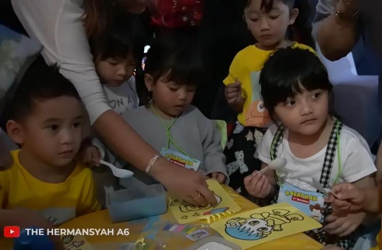 Kebersamaan Rafathar dan Arsy Hermansyah (YouTube/The Hermansyah A6)
