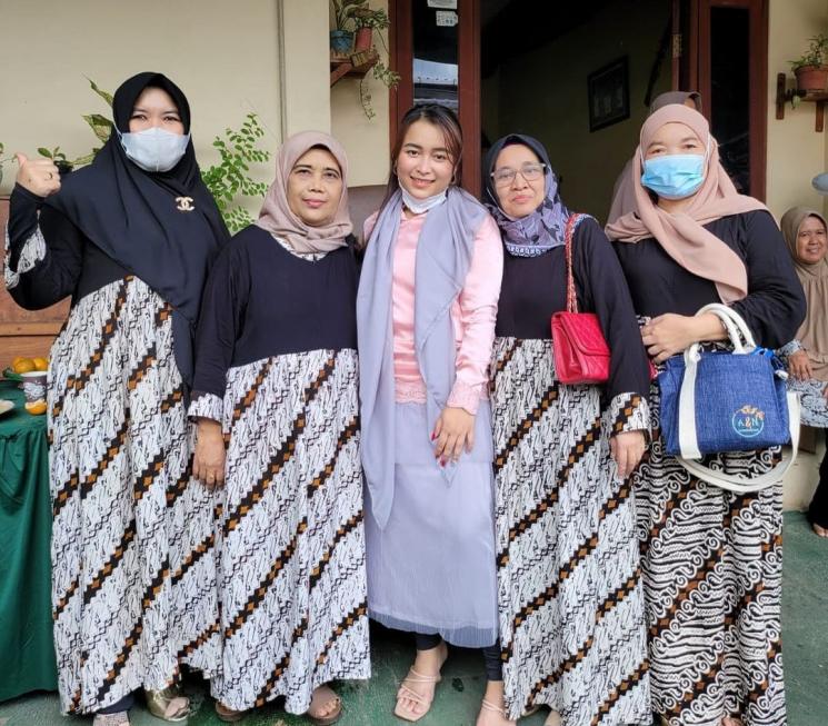 Keluarga Ayu Ting Ting menggelar tradisi Selamatan. (Instagram/mom_ayting92_)