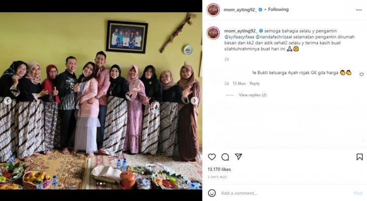 Keluarga Ayu Ting Ting menggelar tradisi Selamatan. (Instagram/mom_ayting92_)