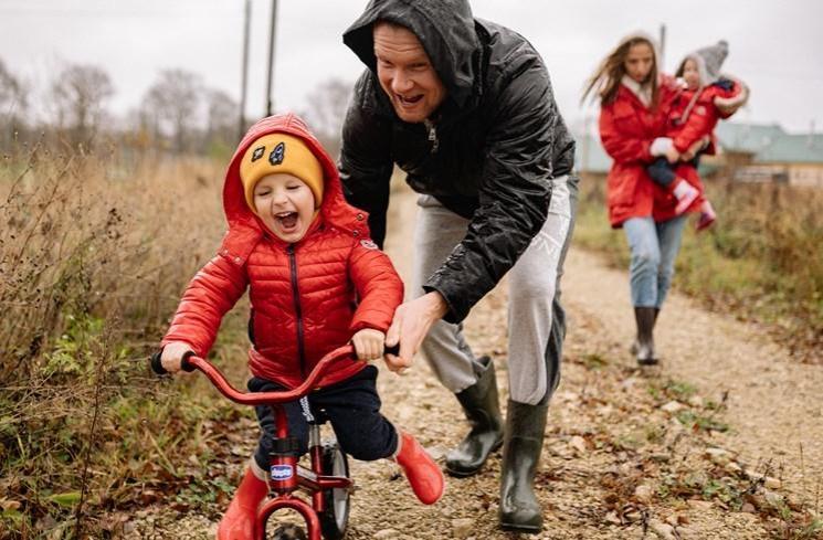 Ilustrasi ayah dan anak. (Pexels/Yan Krukov)