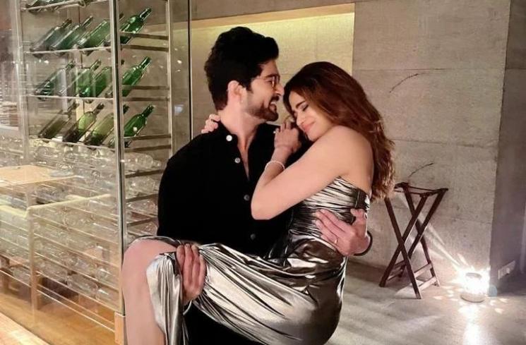 Potret Mesra Shamita Shetty dan Raqesh Bapat (Instagram/@raqeshbapat)