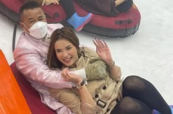 Hotman Paris Ketindihan Aspri 15 saat Main Salju, Posisi Tangannya Meresahkan!