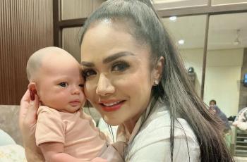 Krisdayanti Gendong Baby Ameena, Bajunya Diprotes: Ada yang Ngintip!