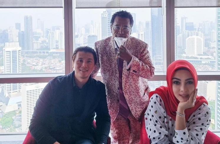 Potret Hotman Paris bareng artis cantik (Instagram/@hotmanparisofficial)