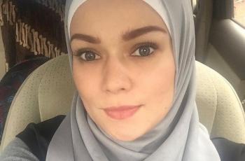 10 Pesona Dewi Natalia, Istri Almarhum Hilman Hariwijaya yang Terlihat Cantik saat Menggunakan Jilbab
