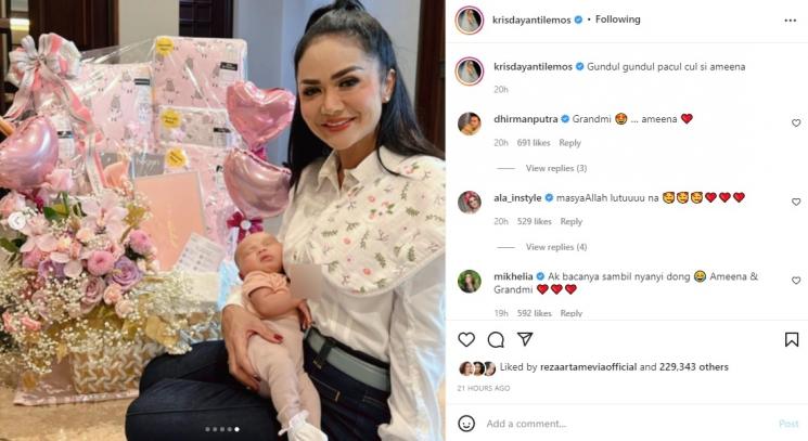 Krisdayanti gendong baby Ameena. (Instagram/krisdayantilemos)