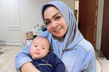 10 Momen Rieta Amilia Momong Rayyanza, Punya Jurus Jitu kalau Cucunya Nangis