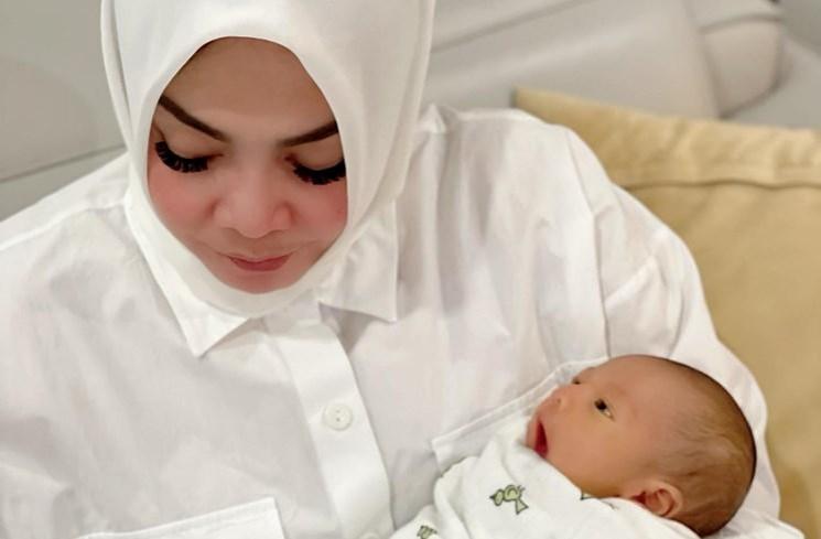Momen Rieta Amilia momong Rayyanza. (Instagram/@rieta_amilia)