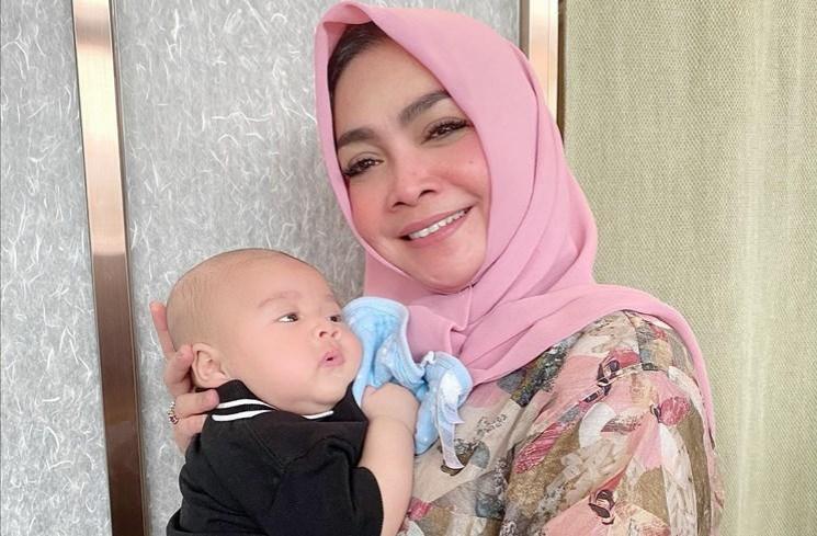Momen Rieta Amilia momong Rayyanza. (Instagram/@rieta_amilia)