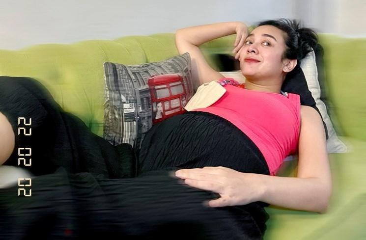 Potret Dea Ananda Pamer Baby Bump. (Instagram/@dea_ananda)