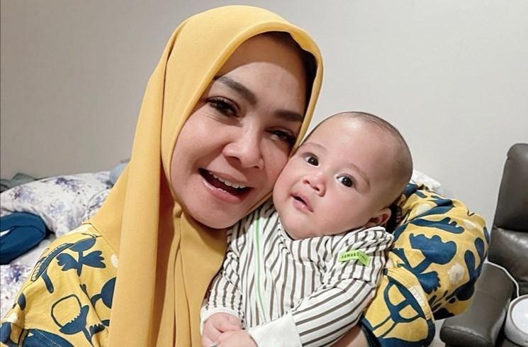 Momen Rieta Amilia momong Rayyanza. (Instagram/@rieta_amilia)