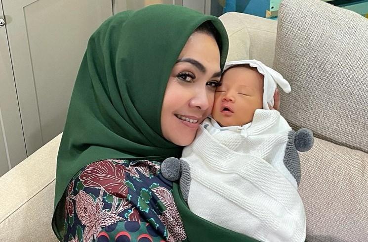 Momen Rieta Amilia momong Rayyanza. (Instagram/@rieta_amilia)