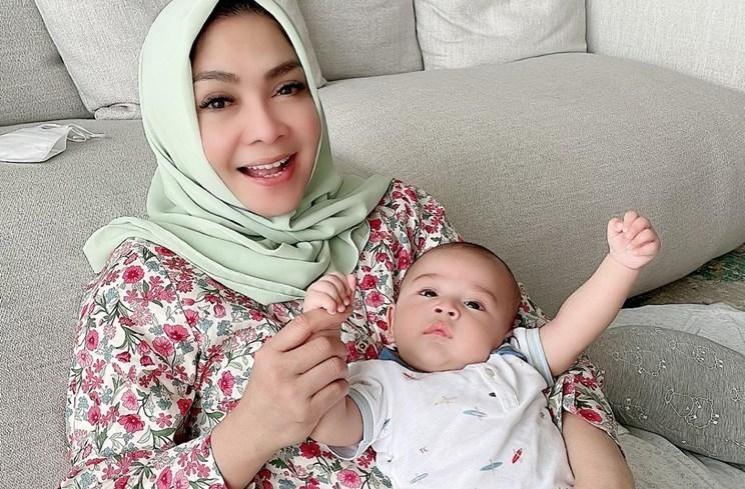 Momen Rieta Amilia momong Rayyanza. (Instagram/@rieta_amilia)
