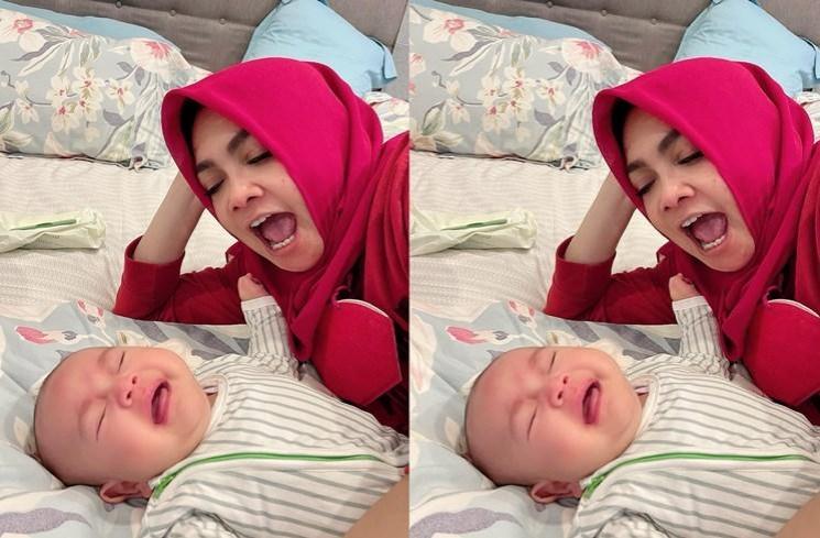 Momen Rieta Amilia momong Rayyanza. (Instagram/@rieta_amilia)