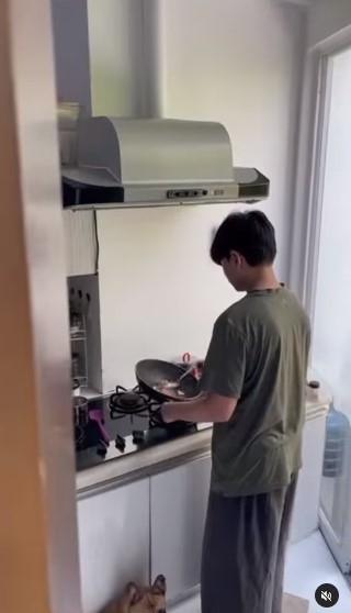 Veronica Tan pamer putranya masak. (Instagram/@veronicatan_official)