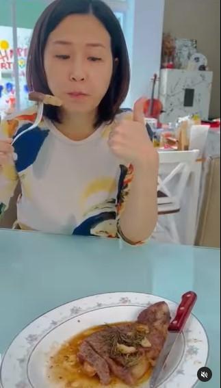 Veronica Tan pamer putranya masak. (Instagram/@veronicatan_official)