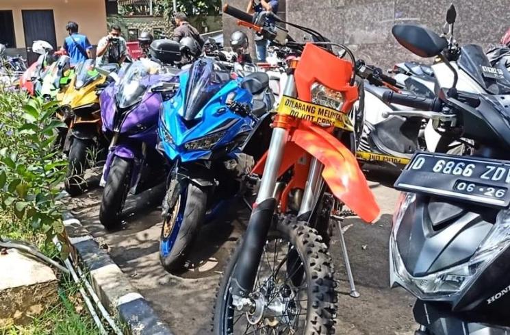Aset Doni Salmanan yang disita polisi kini terparkir di Mabes Polri, Jakarta pada Senin (14/3/2022). (Matamata.com/Rena Pangesti)