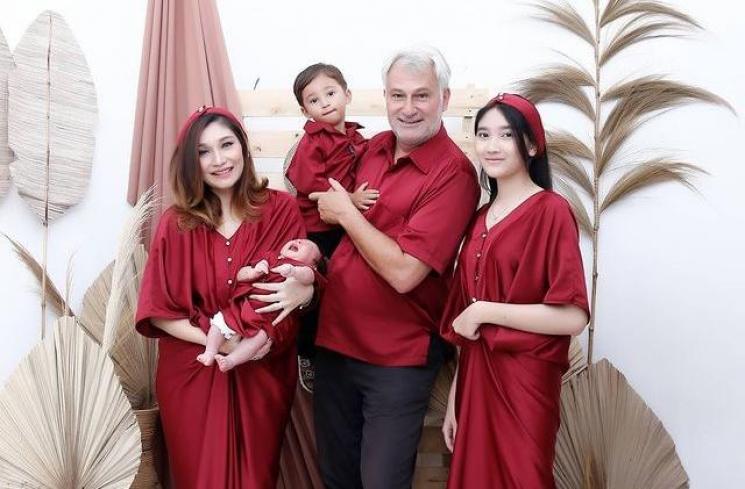 Momen Kenangan Baby Margaretha dan Buami Bulenya. (Instagram/babymargaretha1)