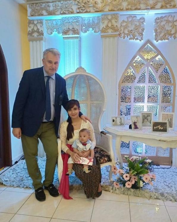 Momen Kenangan Baby Margaretha dan Buami Bulenya. (Instagram/babymargaretha1)